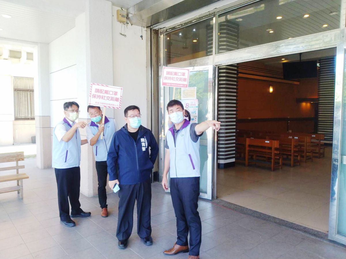 ▲高雄市民政局長閻青智前往所轄各行政區、活動中心、集會所進行環境整理及清消作業，希望能有效確實阻斷傳播鏈，並請市民朋友提高警覺，加強自家環境清潔消毒工作，減少聚會避免群聚情形。（圖／高市府民政局提供）