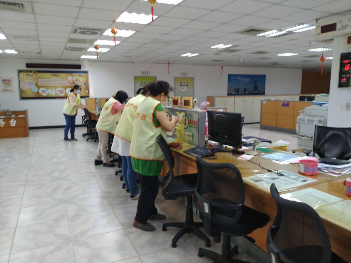 ▲內政部表示，由於疫情警戒自27日起降至2級，30日內補辦相關戶籍登記，逾期者不罰。（圖／NOWnews資料照，高市府民政局提供）