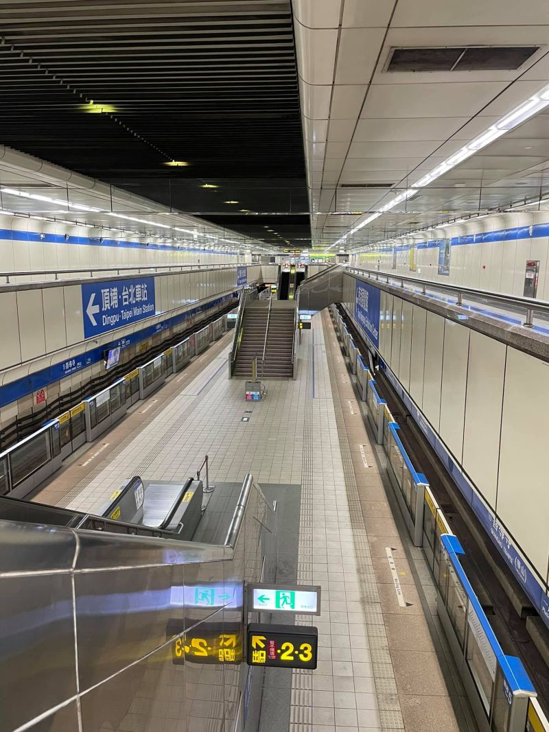▲網友分享下班尖峰時段,捷運月台竟然空無一人。(圖/路上觀察學院)