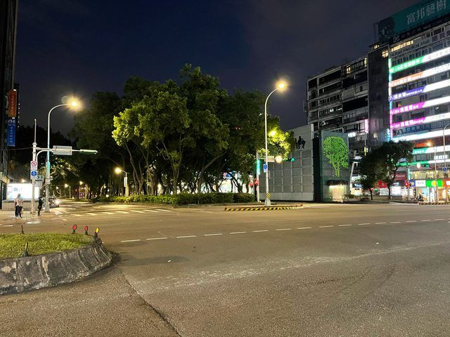 ▲東區忠孝東路上原本車流眾多,三級警戒宣布後也大量減少車流、人潮。(圖/PTT)