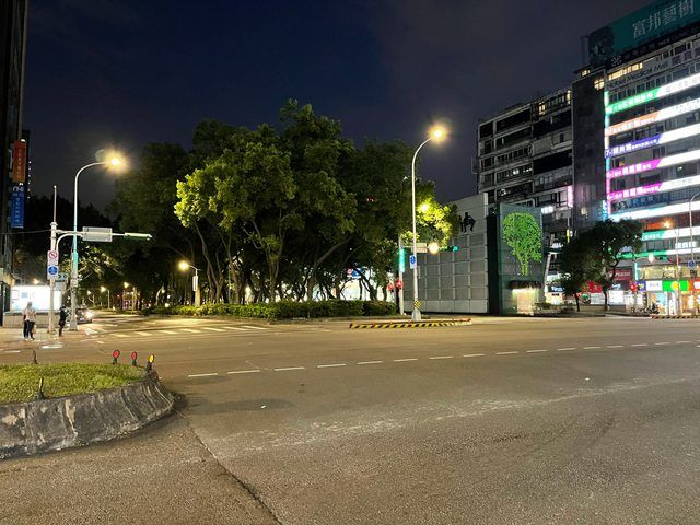 ▲東區忠孝東路上原本車流眾多，三級警戒宣布後也大量減少車流、人潮。（圖/PTT）