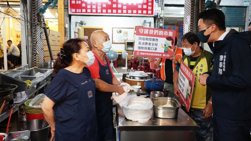 ▲經發局長廖泰翔表示將持續走訪市場、夜市，進行不定期稽查與宣導。（圖／高市府經發局提供）