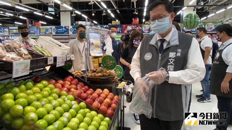 ▲超市、量販店爆發搶購潮，桃園市長鄭文燦視察量販店防疫，呼籲適量採購。（圖／記者呂炯昌攝，2021.05.16）