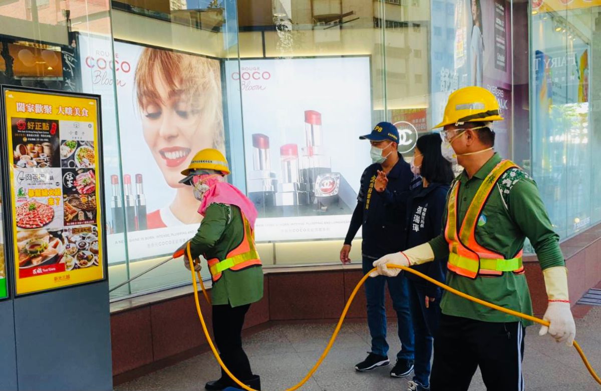 ▲因應高雄市防疫警戒提升至準第三級，環保局今(16)日持續調派區清潔隊人力加強全市環境大清消。（圖／高市環保局提供）