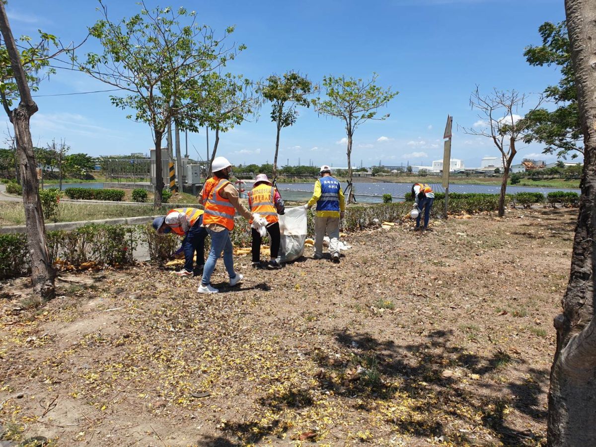 ▲疫情嚴峻，高市府提升防疫警戒進入準第三級，為配合全市總清消，水利局假日無休，持續進行滯洪池及河岸綠地等公共場域全面消毒作業。（圖／高市水利局提供）