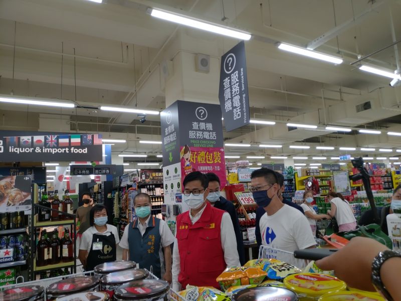 ▲市長陳其邁呼籲,高市各賣場防疫物資及民生食品、用品供貨均正常,民眾不須搶購或囤積,請市民安心與市府齊心攜手共同抗疫。(圖/高市府提供)