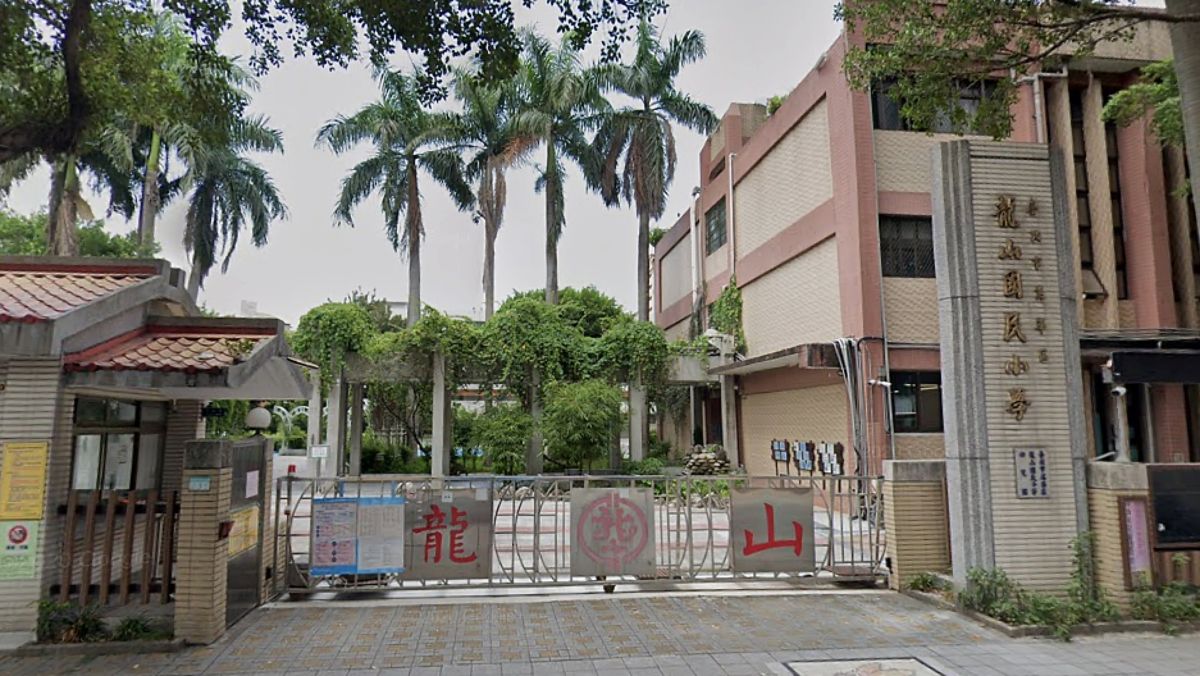 ▲台北市教育局會同校長協會等單位，共同研擬並宣布，接近萬華警戒區周圍的四所國小，從明日起停課一週。圖為四所學校之一的龍山國小。（圖／台北市政府提供）