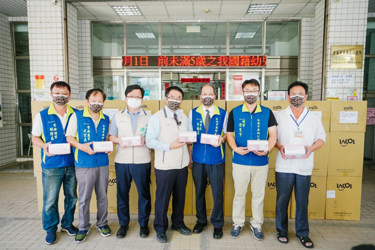 ▲台南市政府今（16）日上午率先支援10萬片口罩給社區藥局，由市長黃偉哲親自撥交口罩給藥師公會理事長吳振名，期勉全市藥師協力口罩販售供應及相關防疫工作。（圖／翻攝自黃偉哲臉書）