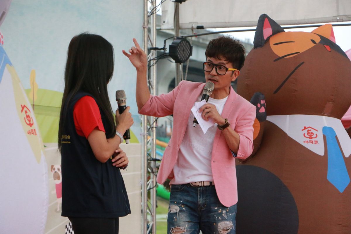 ▲室內5人禁止群聚，唐從聖（右）發文問「要趕誰出去」，沒想到全家通過要把他趕出門。（圖／翻攝唐從聖臉書）