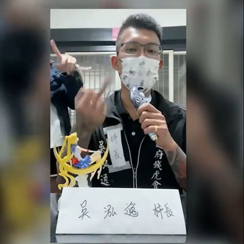 ▲鳳梨厭世口吻加比中指效果十足。(圖/翻攝鳳梨吳泓逸臉書)