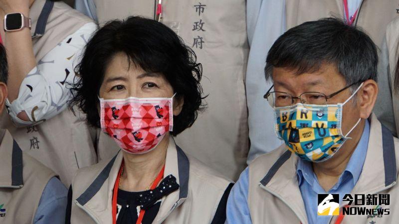 ▲妻子陳佩琪為疫苗與網友槓上，台北市長柯文哲(右)為此緩頰。(圖／記者呂炯昌攝)