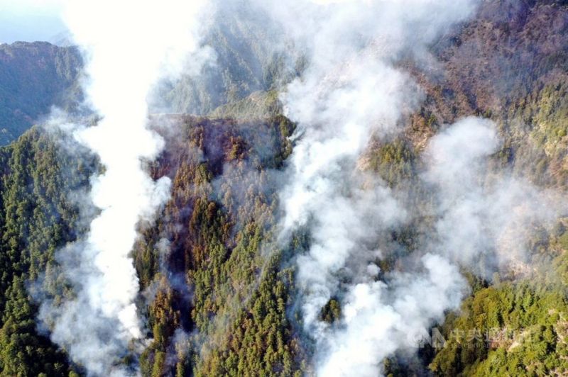 ▲嘉義林管處轄管玉山事業區第52林班的八通關杜鵑營地附近16日發生森林火災,因地處偏遠,搶救人力搭直升機前往,傍晚攀爬到現場。圖為直升機空拍畫面。(嘉義林管處提供)中央社記者黃國芳傳真 110年5月16日