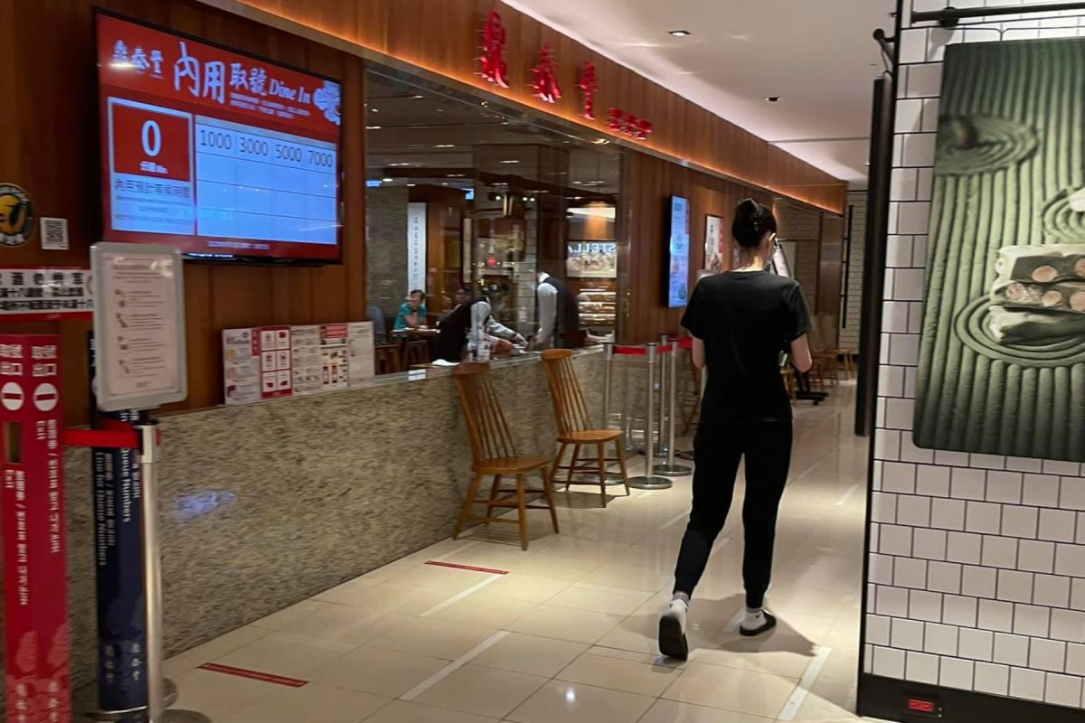 ▲上週末信義區的鼎泰豐幾乎無人消費。（圖／周玉蔻臉書）