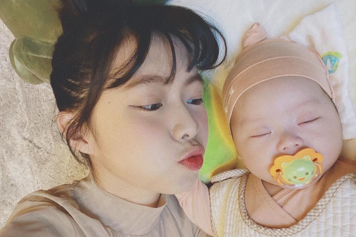 ▲「最正校花」簡廷芮和女兒玩自拍，惹火衣著意外成焦點。（圖／簡廷芮臉書）