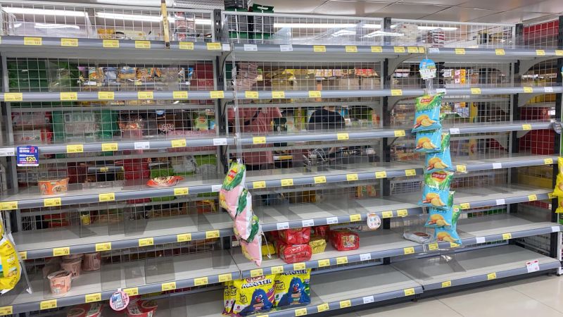▲超市內的泡麵幾乎被搶購一空。（圖／翻攝爆怨2公社臉書）
