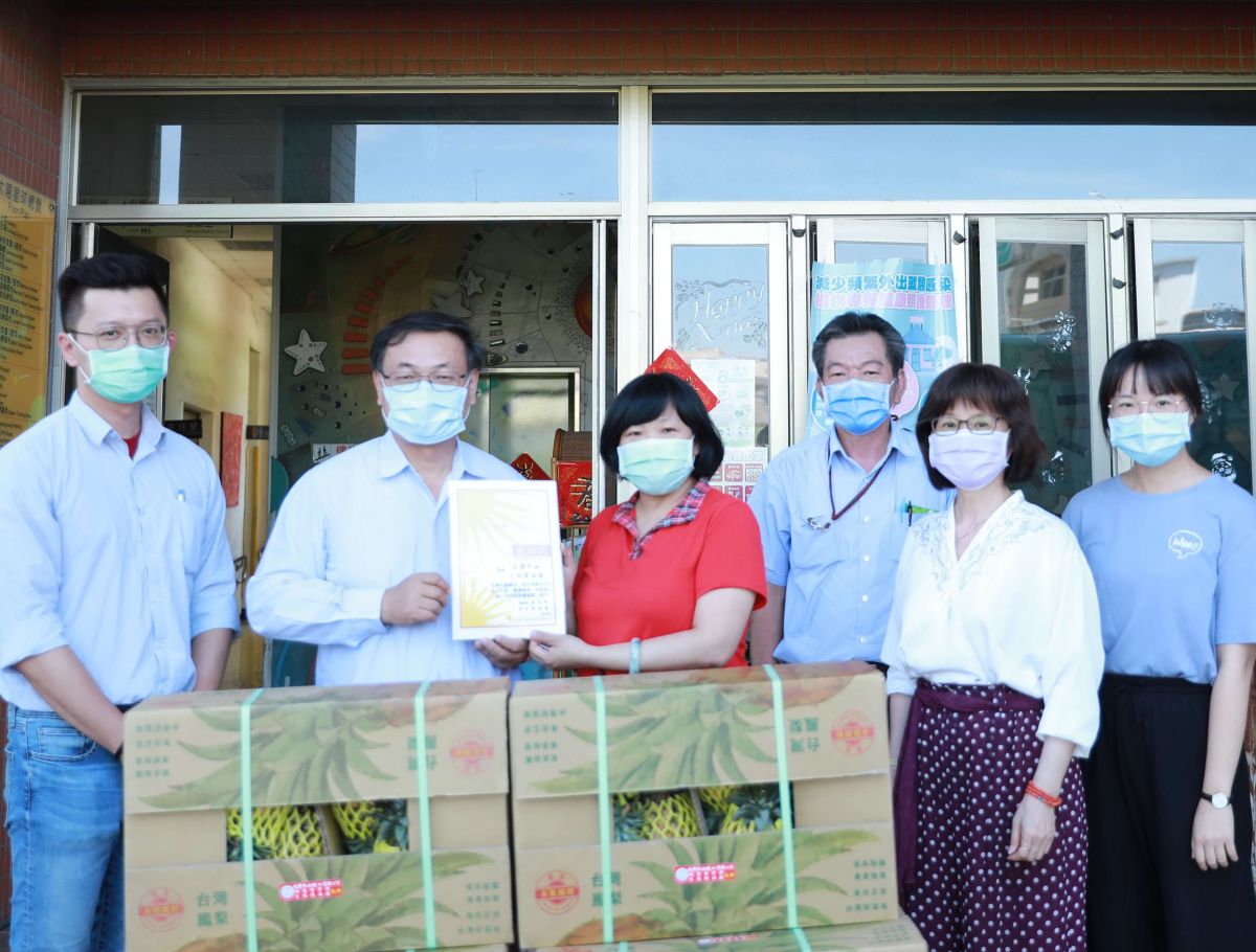 ▲台灣中油公司煉製事業部大林煉油廠廠長陳正喜(左2)率員到樂仁啟智中心致送鳳梨，由該中心主任楊淳淯(左3)代表接受。(圖／記者黃守作攝，2021.05.17)