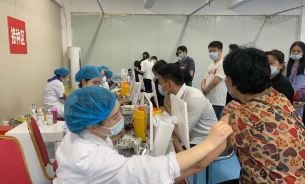 ▲因本土確診病例陸續出現，中國安徽多地的疫苗接種站都湧現人潮。（圖／翻攝自中新網）