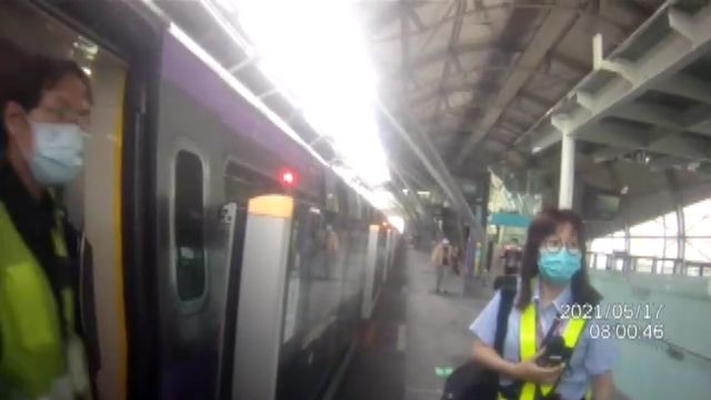 ▲桃園今天有民眾因為規勸口罩沒戴好男子，引發口角還觸動緊急開門把手差點將安全門打開。（圖／桃園捷運警察隊提供）