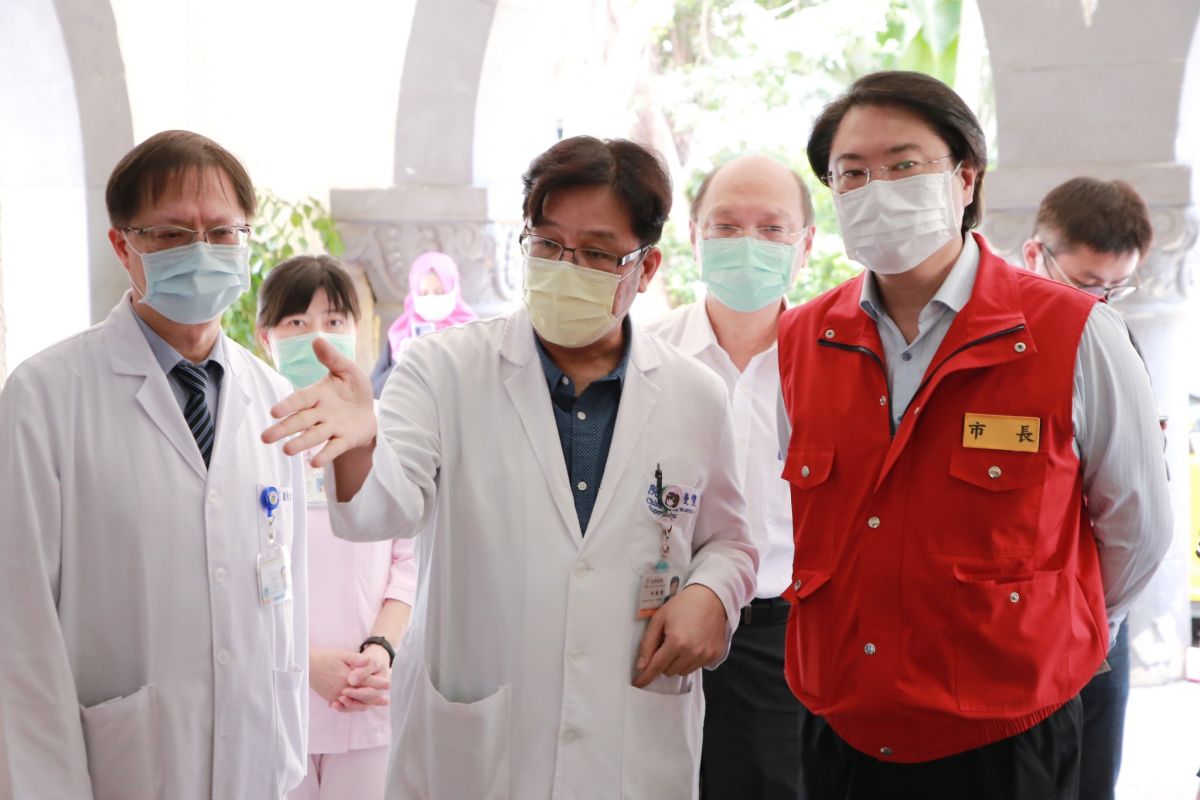 ▲基隆市長林右昌也前往衛福部基隆醫院視察負壓病房整備情形。（圖／基隆市政府提供）
