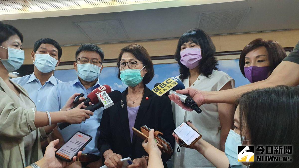 ▲高雄市議會議長曾麗燕、副議長陸淑美，以及國民黨團總召童燕珍、民進黨團總召鄭光峰、無黨聯盟黨團總召朱信強一同出面，宣布停會至5月31日。（圖／記者鄭婷襄攝，2021.05.17）