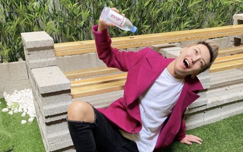 ▲高雄疫情警戒至第二級時,網紅小哥哥艾里卻在夜店與女生接吻。(圖/翻攝小哥哥艾里IG) ▲高雄疫情警戒至第二級時,網紅小哥哥艾里卻在夜店與女生接吻。(圖/翻攝小哥哥艾里IG)