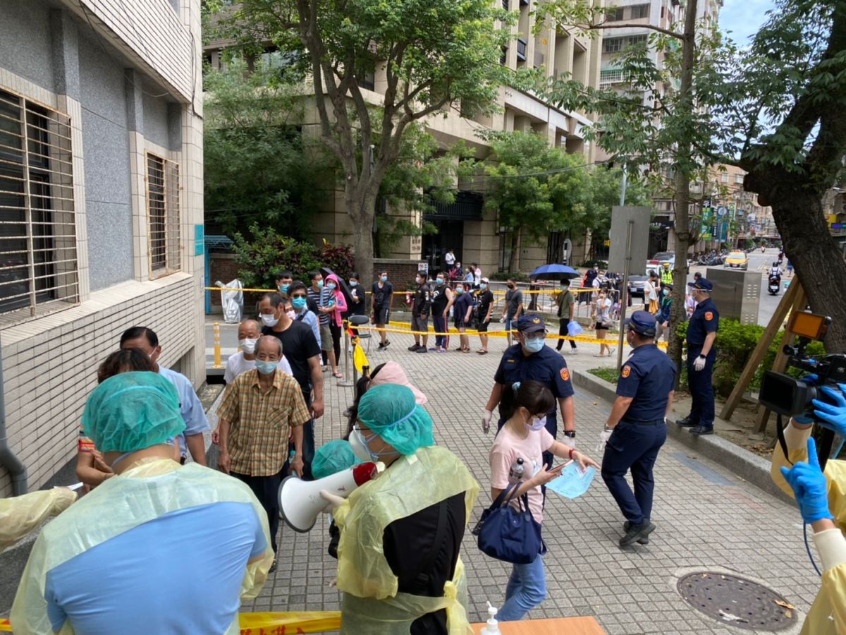 ▲知名毒理學教授招名威認為，篩檢站若可設立在空曠的區域，像是「停車場」、「公園」或「校園的操場」，反而能讓就診病患和快篩人群分流，也可以降低病毒交叉感染的風險。（圖／新北市政府提供）