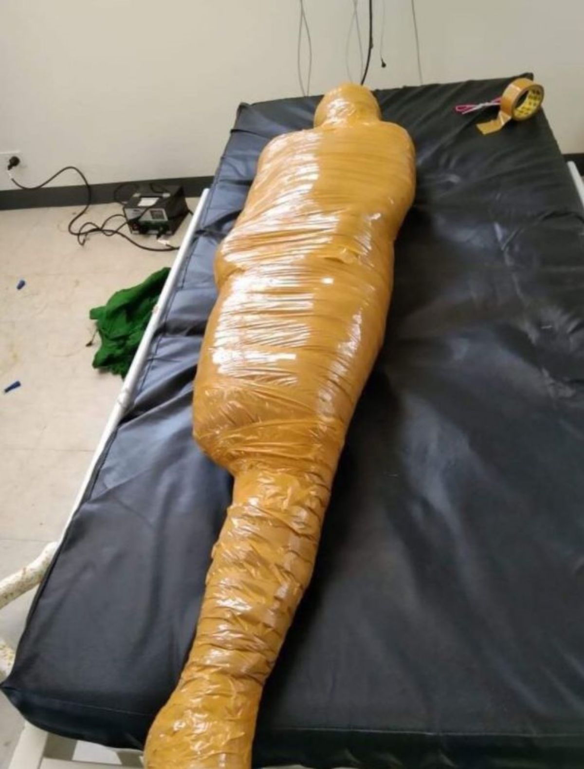 ▲菲律賓近日發生一起醫療糾紛，一名男子因車禍傷重入院，死後卻被院方以可能散播新冠病毒為由，裹得活像是木乃伊。（圖／翻攝自每日星報）