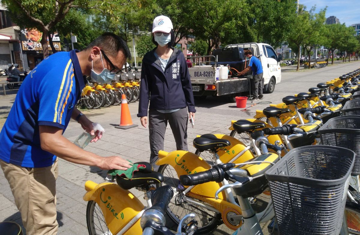 ▲高雄市政府交通局局長張淑娟督導YouBike 2.0加強清潔消毒的情形。(圖／記者黃守作攝，2021.05.17)
