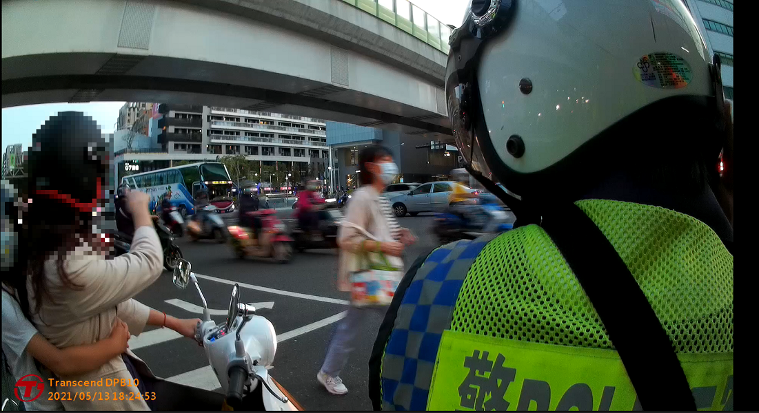 ▲車水馬龍中，一位女騎士因出血疑似流產，向水湳派出所警員求助(圖/記者鄧力軍翻攝)