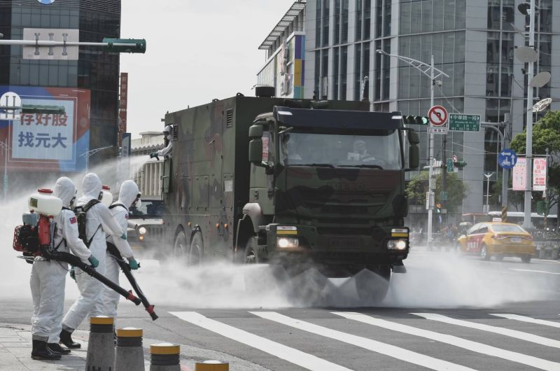 ▲萬華疫情持續升溫，陸軍第三度派出化學兵三度消毒。(圖／軍聞社提供)