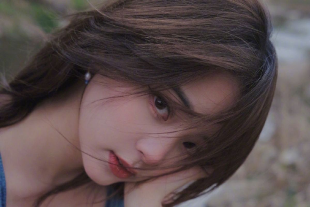 ▲歐陽娜娜近照被指沒穿胸罩，網友反應兩極。（圖／歐陽娜娜微博）