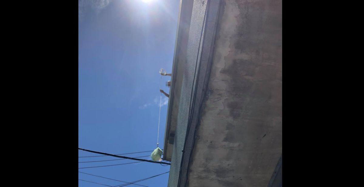 ▲有外送員分享客人使用「神方法」來無接觸取餐。（圖／翻攝《外送員的奇聞怪事》）