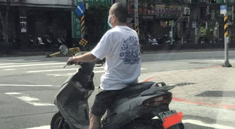 ▲網友在路上看到一名阿伯騎機車雖然有戴口罩卻沒戴安全帽,引發討論。(圖/路上觀察學院)