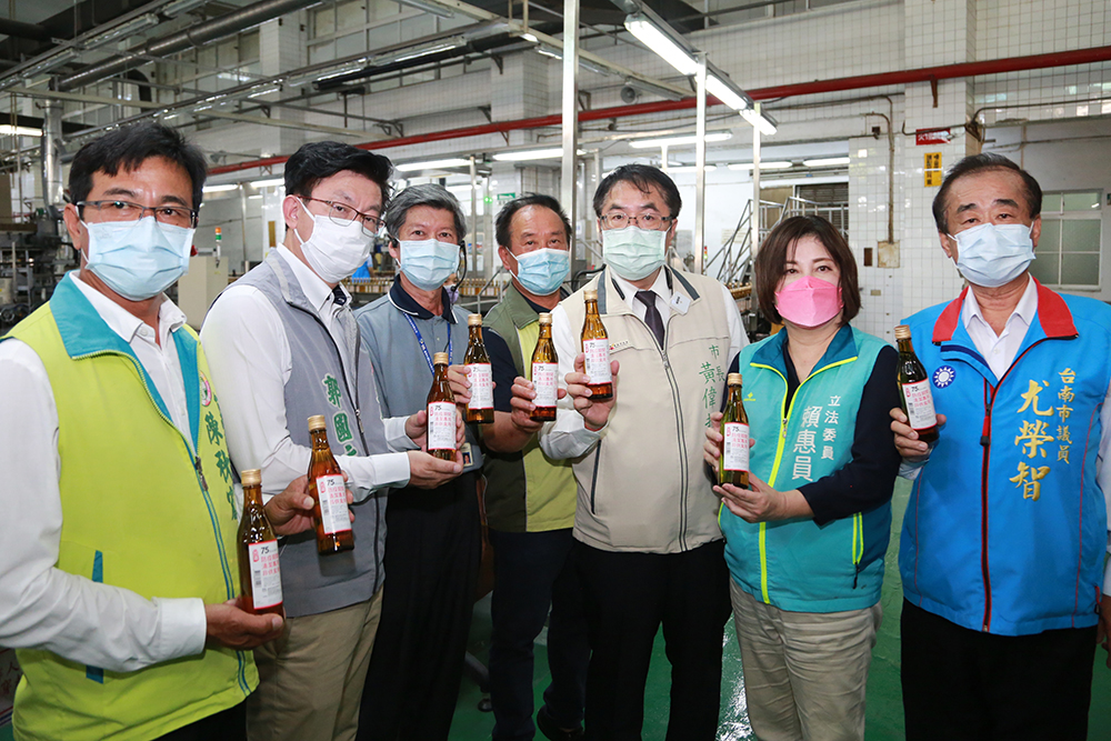 ▲今日隆田酒廠視察，市議員陳秋宏、立委郭國文、市議員吳通龍、台南市長黃偉哲、市議員賴惠員及市議員尤榮智等均一同到場關心。（圖／記者林怡孜攝，2021,05,17）