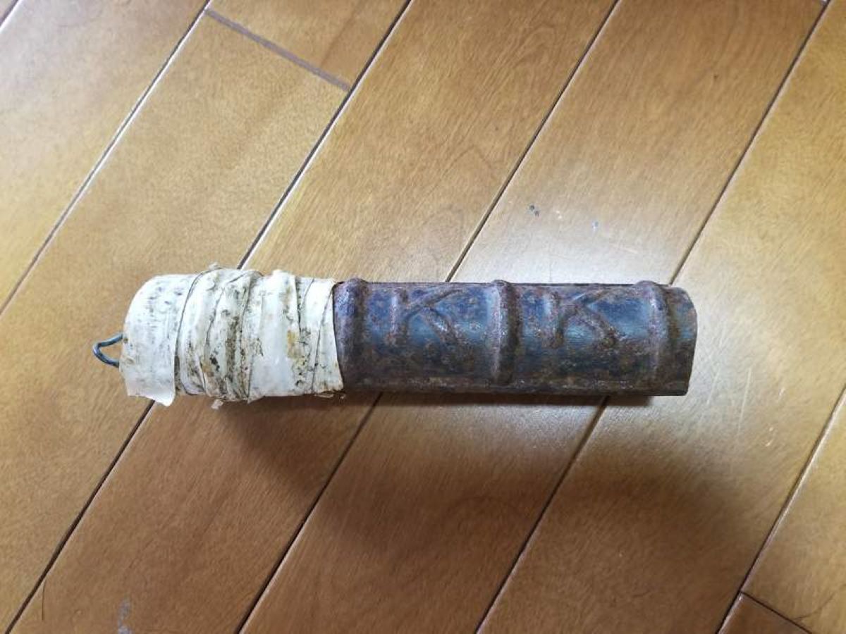 ▲一名日本網友指出，在亡父金庫內找到神秘金屬棒狀物，讓他著急詢問「我完全搞不懂這是什麼…該不會是炸藥吧？」（圖／翻攝2ch）