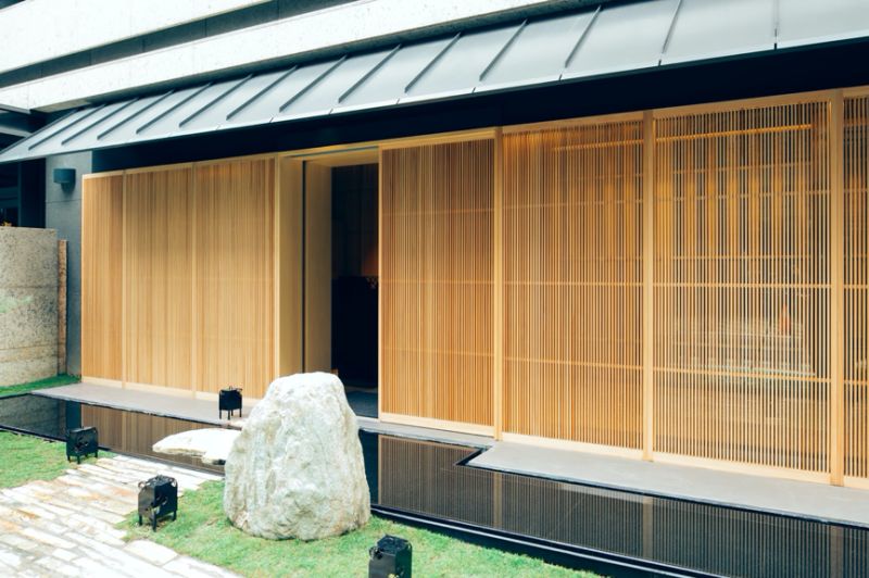 ▲月夜岩（Tsukiyoiwa）裝潢設計主要建材元素來自於四國的青石岩與九州的檜木，並隔出12間包廂，不僅保有隱私性，也兼顧防疫。（圖／品牌提供）