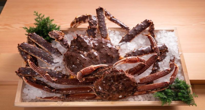 ▲料理長福島隆史表示，鱈場蟹肉質厚實Q彈飽口，深受台灣消費者喜愛。（圖／品牌提供）