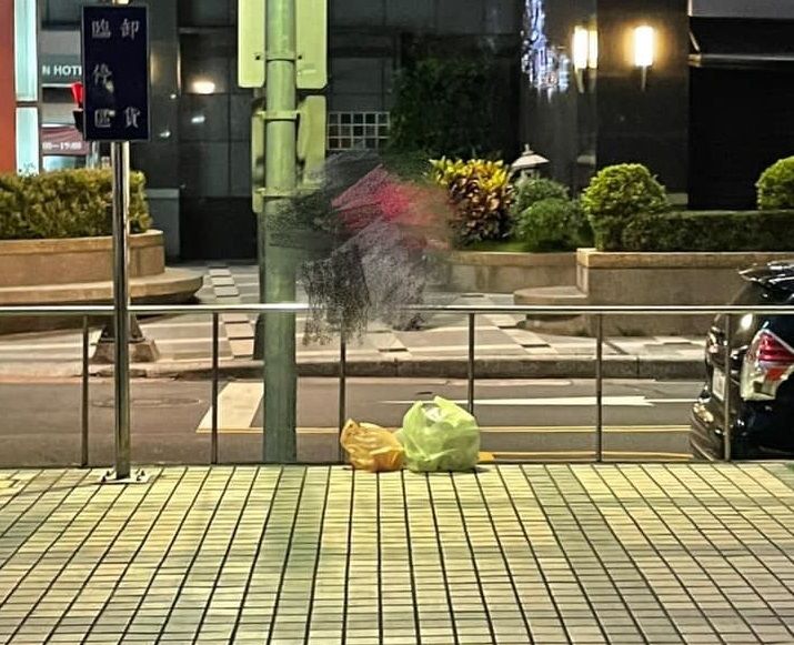 ▲有外送員不願意太接近醫院，直接將醫護人員訂購的便當丟置在路邊人行道。（圖／翻攝《我是萬華人》）