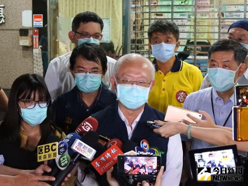 ▲衛生局長黃志中與衛生局簡任技正潘炤穎等人,在晚間與邀集長庚林孟志教授、高醫林俊祐副院長、防疫醫師洪敏南等三位醫療及感染控制專家組成專家小組,到場協助處理。(圖/記者鄭婷襄攝,2021.05.17)