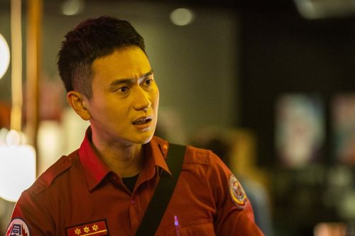 劉冠廷在《火神的眼淚》飾演消防員林義陽,他在執行勤務時遭業者施壓請議員到場關說。 (圖/公視提供) ▲劉冠廷執行勤務時遭業者施壓,請議員到場關說。 (圖/公視提供)