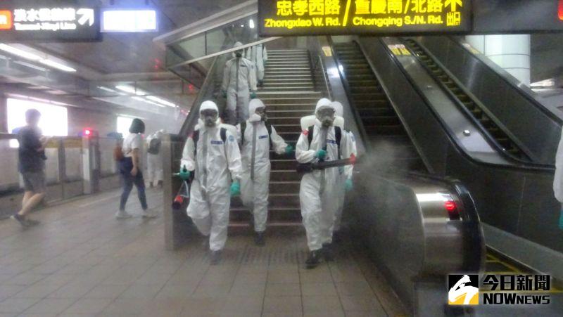 ▲陸軍33化兵群在捷運台北車站消毒。(圖／記者呂炯昌攝，2021.05.18)