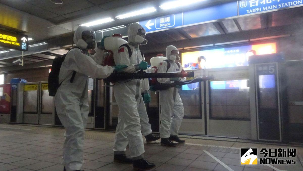 ▲陸軍33化兵群在捷運台北車站消毒。(圖／記者呂炯昌攝，2021.05.18)