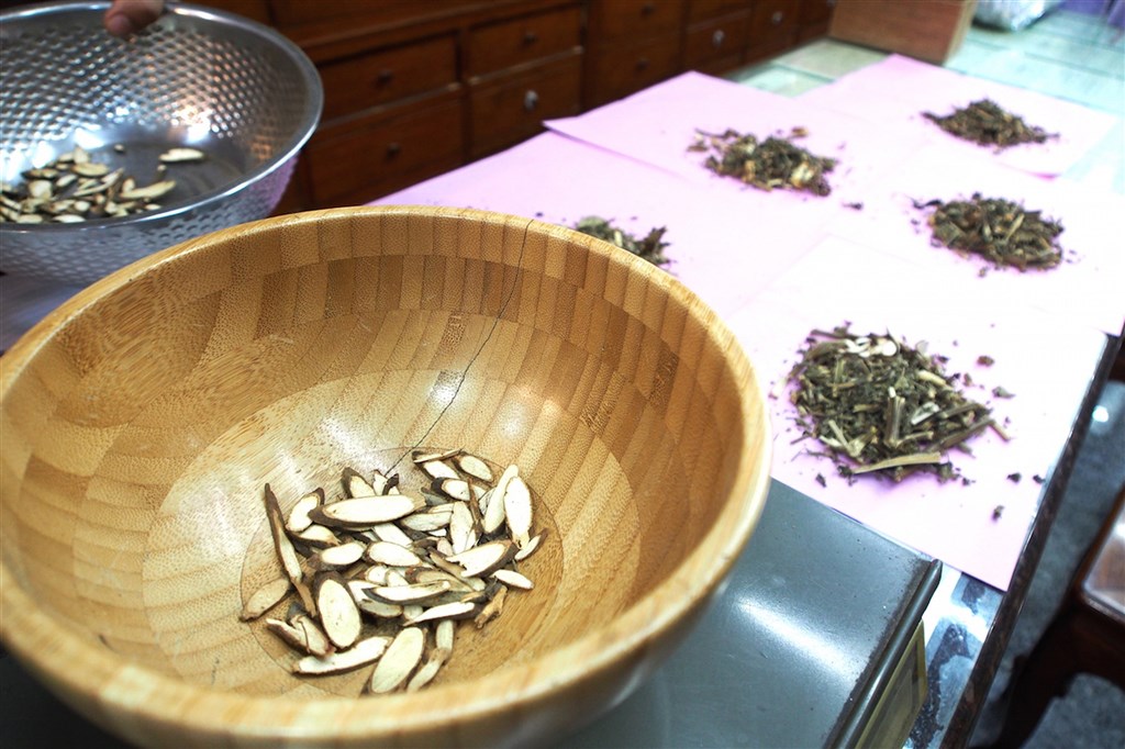 ▲國內研發的抗疫中藥「清冠一號」公費對象調整達共識。（圖/中央社）