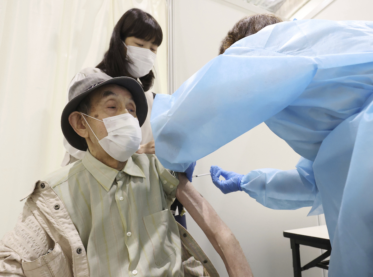 ▲日本17日開放網路預約大規模接種，但卻傳出就算輸入假資料也能夠預約成功。資料畫面。（圖／美聯社／達志影像）