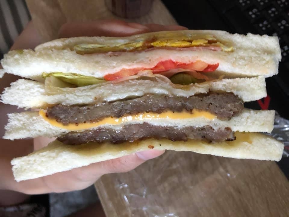 ▲有網友買三明治當早餐，乍看正常卻其實「內藏玄機」，讓他直呼太誇張。（圖／翻攝自《爆怨2公社》臉書）