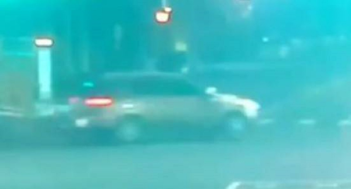 ▲高市苓雅區和平一路、六合路口今(18)日凌晨3點35分一輛休旅車失控插進高雄民宅鐵門，只剩車尾在外。(圖／記者郭凱杰翻攝)