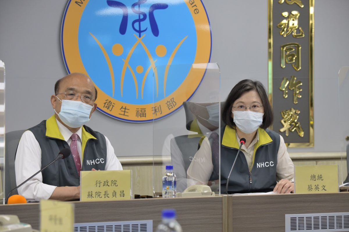 ▲行政院院長蘇貞昌18日與總統蔡英文前往中央流行疫情指揮中心視察。（圖／行政院提供）