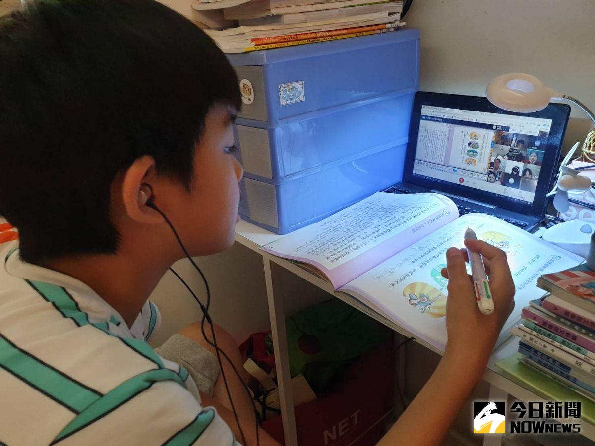 ▲教育部長潘文忠今（18）日於指揮中心記者會上宣布，全台高中職以下各級學校停課改採遠距教學。（示意圖／記者許家禎攝,2021.05.18）