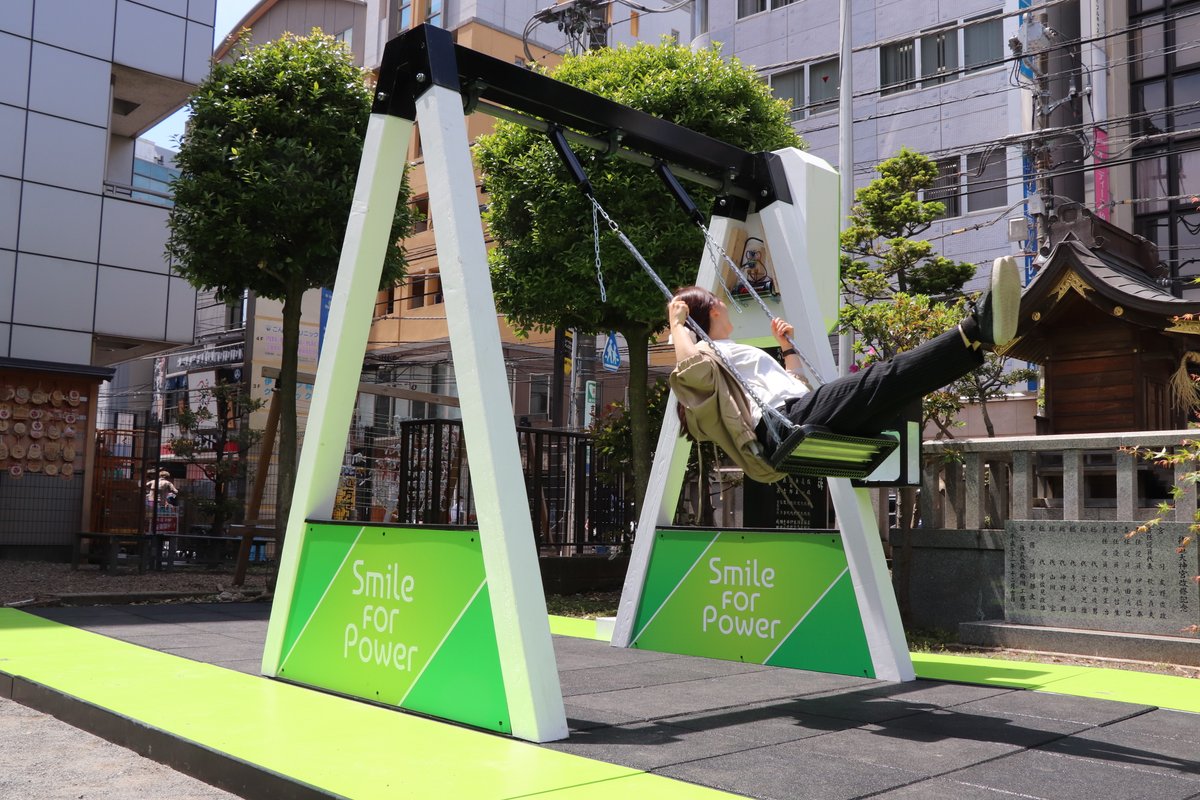 ▲日本千葉縣推出了「鞦韆充電站」，讓民眾可以邊盪鞦韆，邊幫手機充電。（圖／翻攝自柏アーバンデザインセンター）