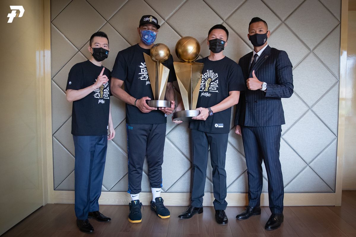 ▲因疫情關係，以戰績裁定富邦勇士為P. LEAGUE+首屆總冠軍，聯盟執行長陳建州頒發獎座，富邦洋將辛特力或FMVP。（圖／P. LEAGUE+提供）